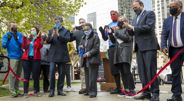 Mayor Lightfoot Cuts Ribbon